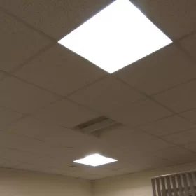 Realizacja montażu lamp w biurze