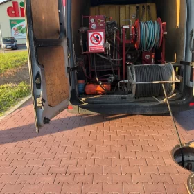 Udrożnienie kanalizacji za pomocą sprężyny elektrycznej