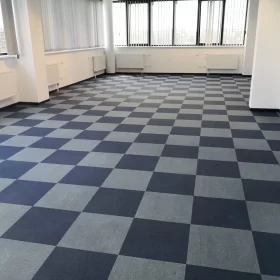 Czyszczenie wykładziny w biurowcu