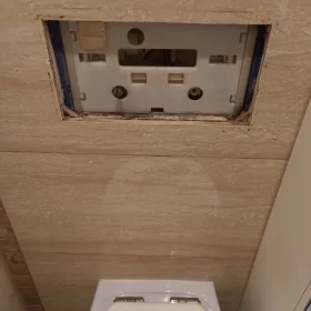 Usługa hydrauliczna polegająca na naprawie spłuczki podtynkowej WC