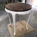 Usługa stolarska polegająca na pomalowaniu taboretu