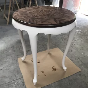 Usługa stolarska polegająca na pomalowaniu taboretu