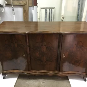 Wykonanie renowacji zniszczonej komody