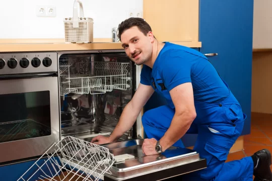 Brzydki zapach ze zmywarki – znajdź przyczynę!