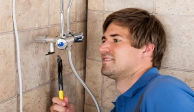 Cieknąca bateria prysznicowa – najczęstsze przyczyny usterki