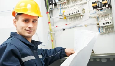 Dlaczego warto korzystać z usług elektryka z uprawnieniami?