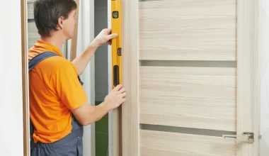 Drzwi ciężko się zamykają? Zobacz, jak wyregulować drzwi