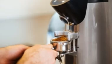 Hałas podczas robienia kawy, czyli co zrobić, kiedy ekspres głośno pracuje?