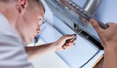 Głośna praca okapu