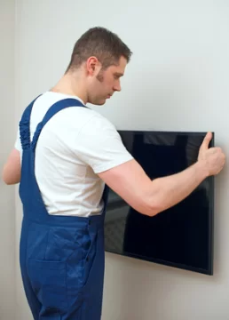 Jak powiesić telewizor? Najczęstsze błędy w montażu telewizora
