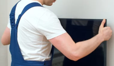 Jak powiesić telewizor? Najczęstsze błędy w montażu telewizora