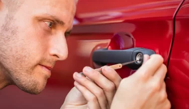 Jak rozmrozić zamek w samochodzie?