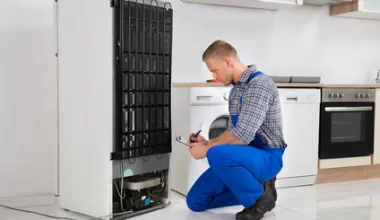 Kostkarka nie działa? Zobacz, co powoduje tę usterkę lodówki