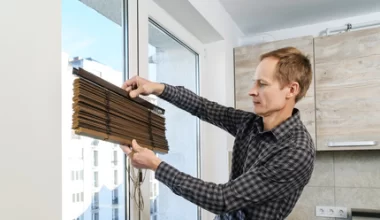 Dlaczego roleta sama opada?