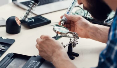 Paski na ekranie laptopa