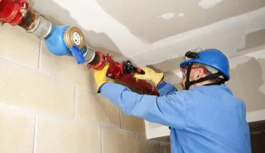 Pęknięta rura – jak się zachować?