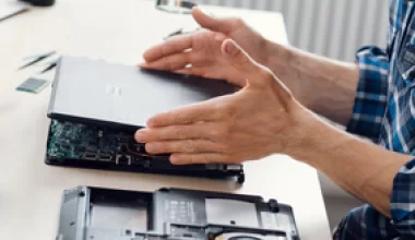 Pęknięty ekran - wymiana matrycy w laptopie