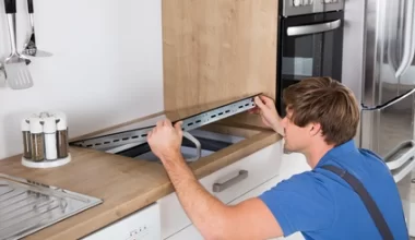 Płyta indukcyjna wybija bezpieczniki? Sprawdź przyczyny!