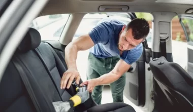 Jak usunąć zacieki z wody na tapicerce samochodowej?