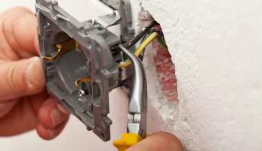 Samodzielna wymiana gniazdek elektrycznych – o czym warto pamiętać?