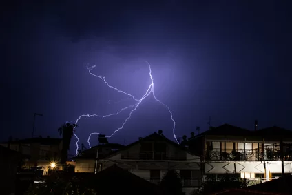 W jaki sposób zabezpieczyć instalację elektryczną przed burzą?