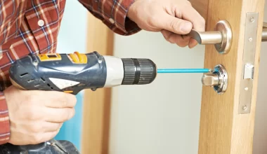 Warto zabezpieczyć drzwi przed włamaniem – rodzaje najlepszych zamków
