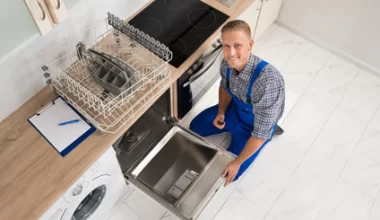 Woda stoi w zmywarce – dlaczego zmywarka nie odprowadza wody?