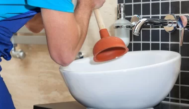 Zapchana toaleta – domowe sposoby na odetkanie kanalizacji