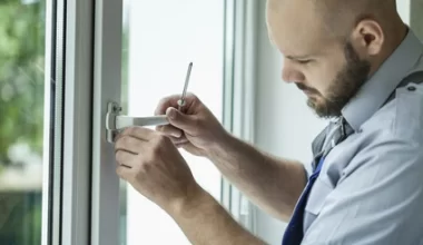Zepsuta klamka w oknie plastikowym – przyczyny i rozwiązania
