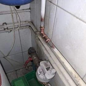 Naprawa wycieku z kolanka miedzianego