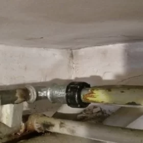 Naprawa wycieku z kolanka ocynkowanego