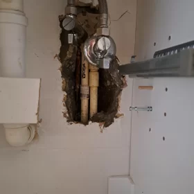 Realizacja usługi hydraulicznej po wycieku w instalacji