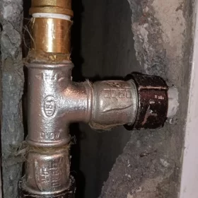 Usuwanie wycieku z trójnika