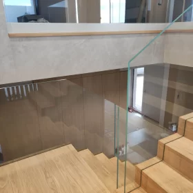 Wykonanie szklanej balustrady