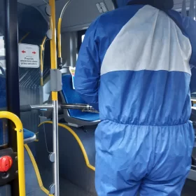 Wykonanie dezynfekcji w autobusie