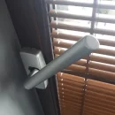 Wymiana zepsutej klamki w oknie