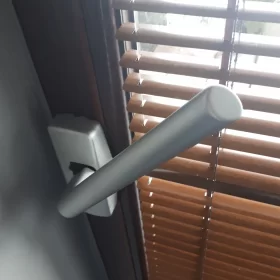 Wymiana zepsutej klamki w oknie