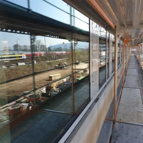 Montaż okien w trakcie budowy