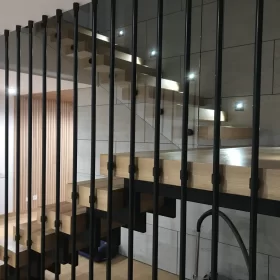 Montaż oświetlenia LED przy schodach