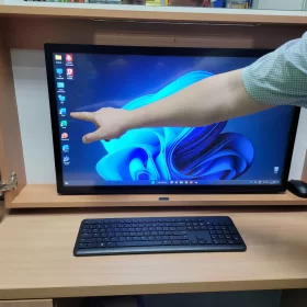 Instalacja dotykowego monitora na potrzeby rozwojowe dzieci z autyzmem